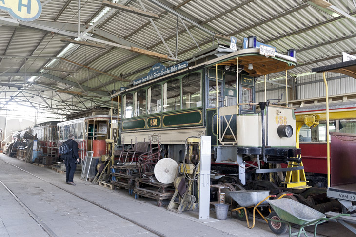 Museumsbahnen am Schönberger Strand, Straßenbahnwagen im Depot in Reihe aufgestellt