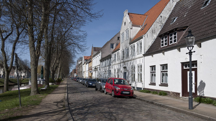 Friedrichstadt, Schleswig-Holstein, Straße an einer Gracht