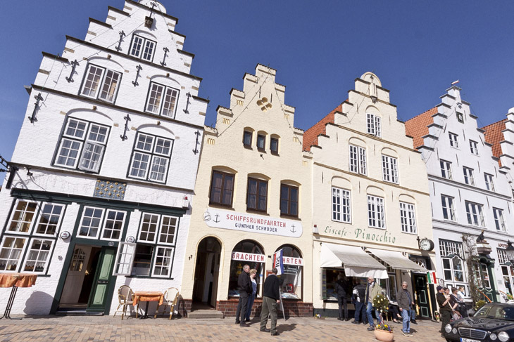 Friedrichstadt, Schleswig-Holstein, Marktplatz mit Eiscafé Pinocchio und Apotheke