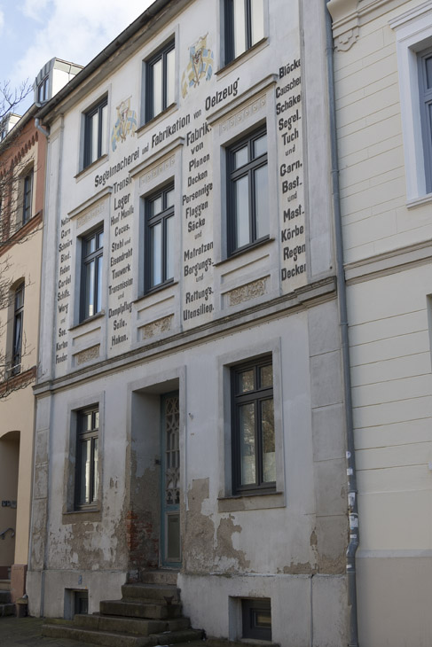 In der Altstadt von Wismar, Fassade mit alter Werbeaufschrift