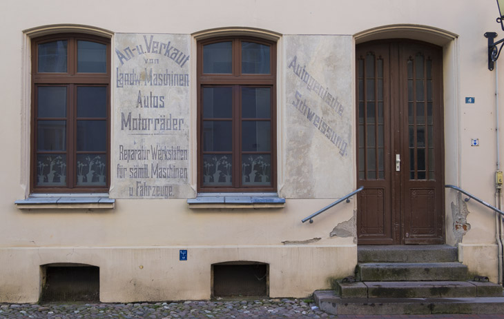 In der Altstadt von Wismar, Fassade mit unrestaurierter Werbeaufschrift