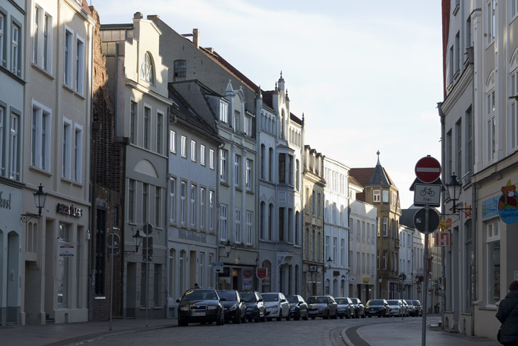 In der Altstadt von Wismar, Straßenzug mit jüngerer Bebauung