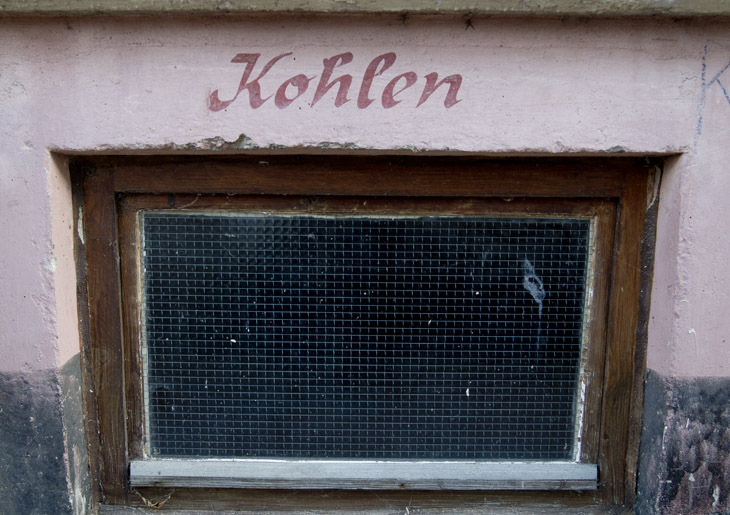 In der Altstadt von Wismar - Aufschrift "Kohlen" an einem Kellerfenster