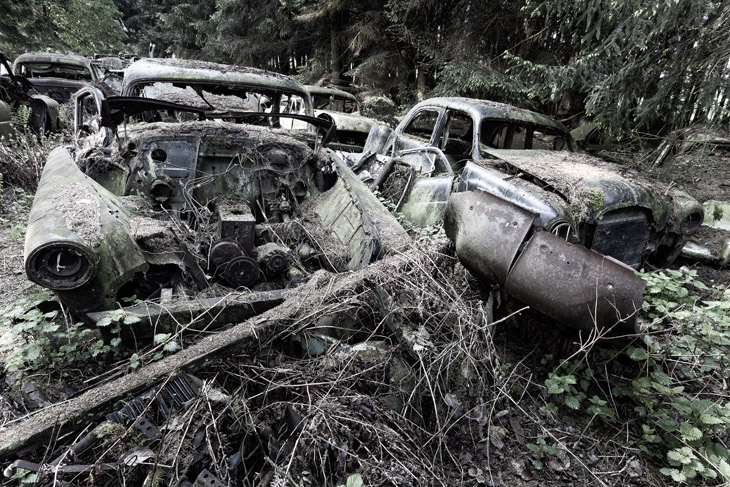Im Wald der toten Wagen - der Autofriedhof bei Châtillon, Belgien