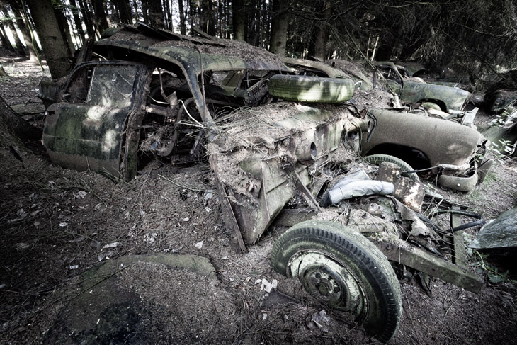 Im Wald der toten Wagen - der Autofriedhof bei Châtillon, Belgien