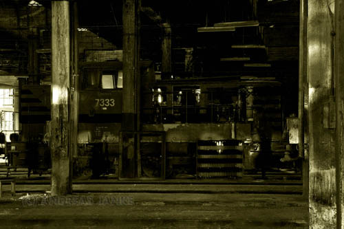 Im dunklen Depot lauern die Lokomotiven