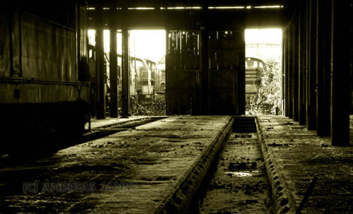 In den geöffneten Toren stehen die vergessenen Rangierlokomotiven