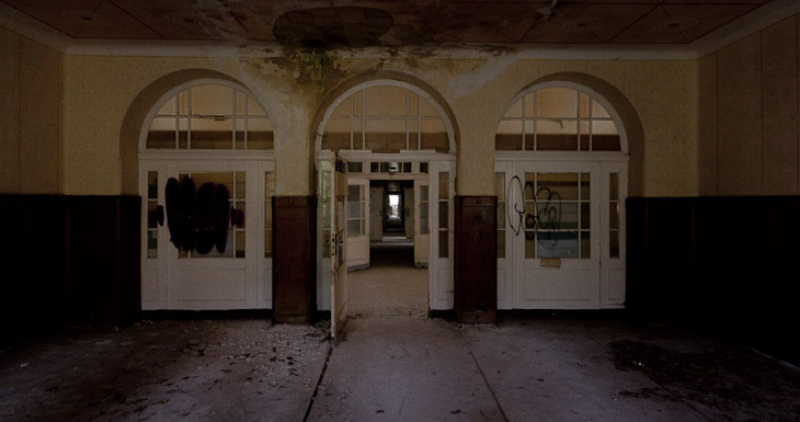 Das GSSD-Krankenhaus, drei Türen mit Rundbogen