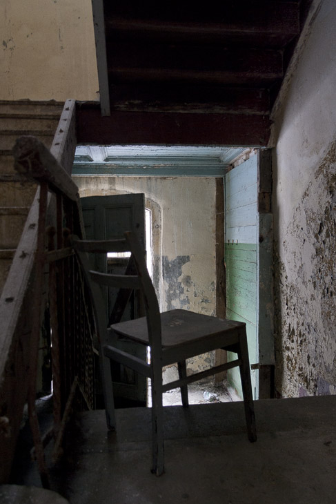 Im alten Munitionslager, vergessener Stuhl im Treppenhaus