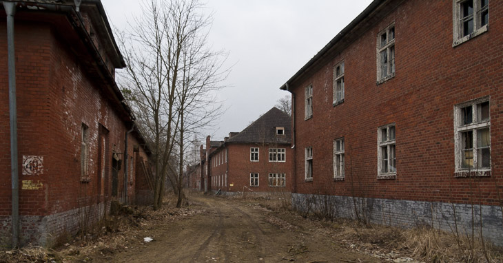 Im alten Munitionslager, lange Reihe mit Unterkunftsgebäuden