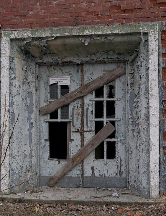 Im alten Munitionslager, seit einer Ewigkeit vernagelte Eingangstür