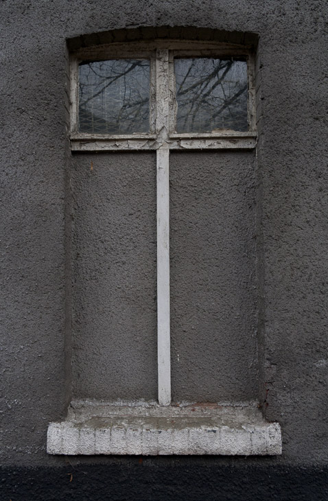 Im alten Munitionslager, zugemauertes Fenster vom Gefängnis