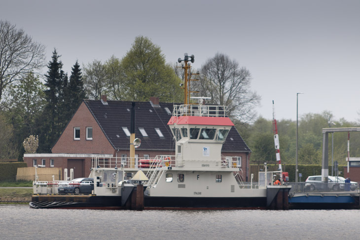 Fähre im Kanal