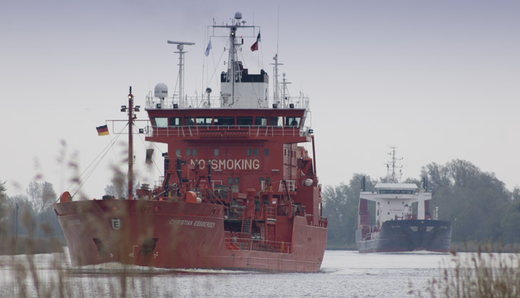 Ein Tanker im Kanal
