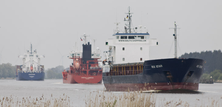 Dichter Verkehr auf dem Kanal