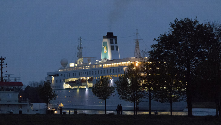 Kreuzfahrtschiff im Kanal