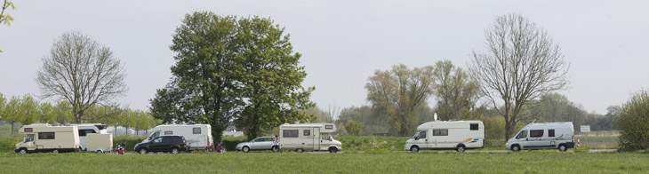 Wohnmobile in der ehemaligen Zufahrt zum Kanal