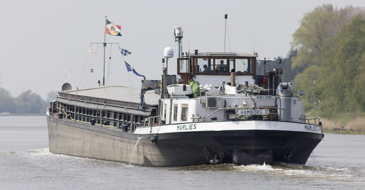 Binnenschiff "Marlies" im Kanal