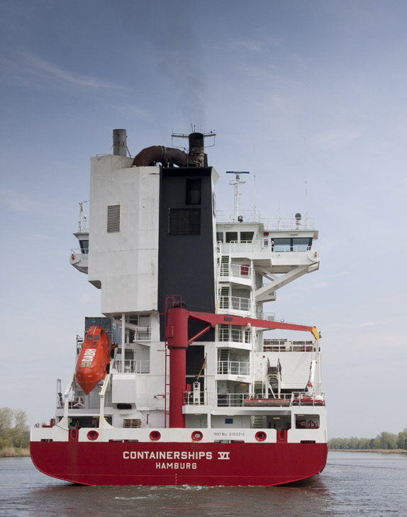 Containerschiff von achtern