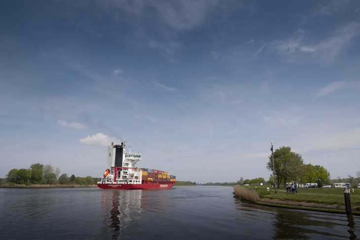 Containerschiff von achtern