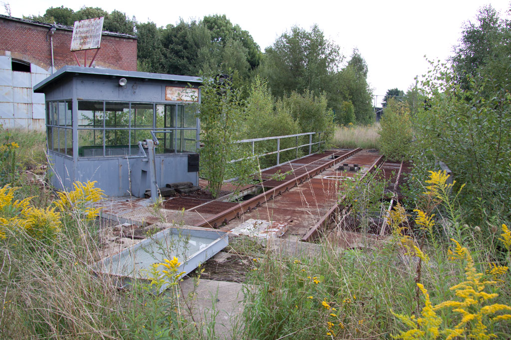 Zugewachsener Lost Place mit Fallgruben