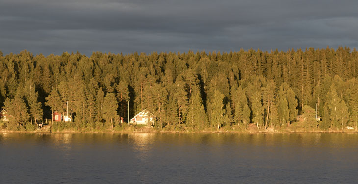Schweden im Herbst: Sonne, rotes Laub und schöne Seen