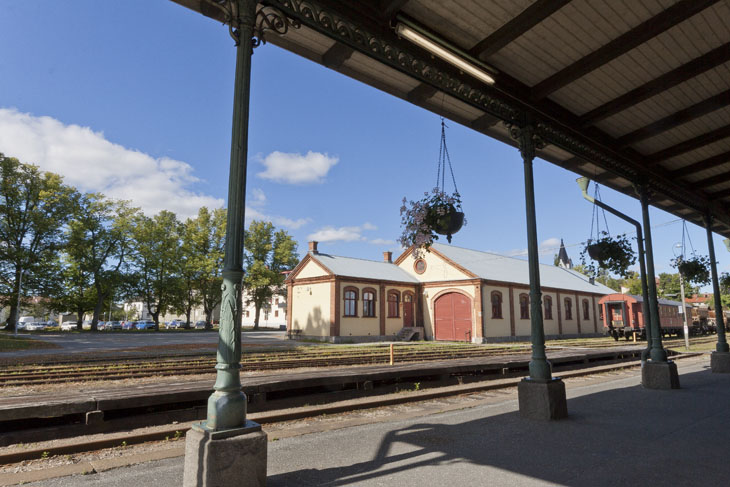 Blick vom Bahnhofsgebäude = Turistbyrå nach Nordwest Richtung Innenstadt
