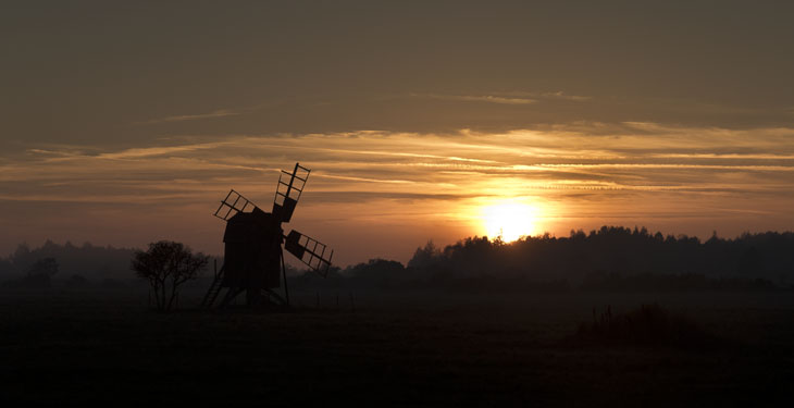 Eine Windmühle im letzten Sonnenlicht