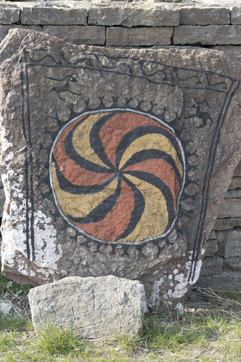 Schild mit (vermutlich) Sonnenrad-Symbolik