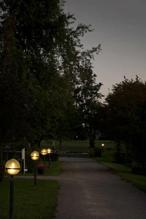 Lampen an den Wegen im Park hinter der Kirche von Vissefjärda