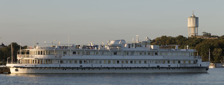 Ausflugsschiff im Hafen von Karlskrona