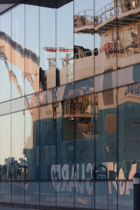 Spiegelungen an einem Gebäude im Hafen von Karlskrona