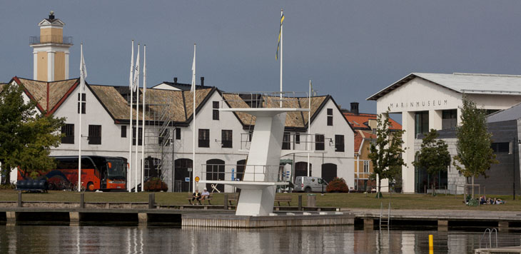 Badestelle auf Stumholmen, rechts: Marinemuseum (Hauptgebäude)