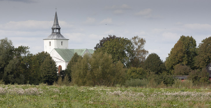 Landschaft in Südschweden mit Kirche