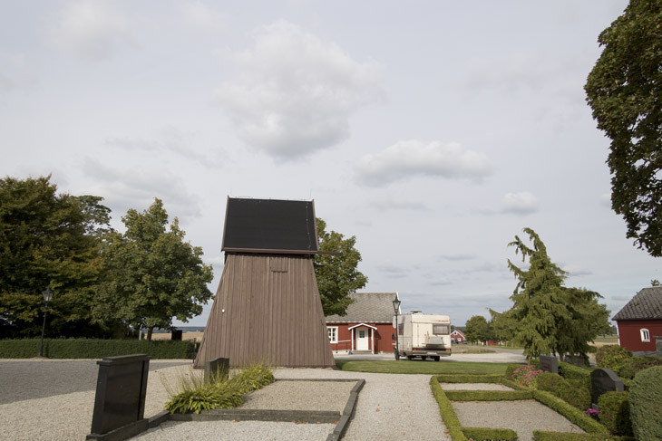 Glockenturm der Kirche von Östra Karaby