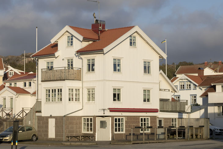 Beliebt ist bei schwedischen Häusern der Keller oder der Sockel aus Gestein, darüber dann das Holzhaus.