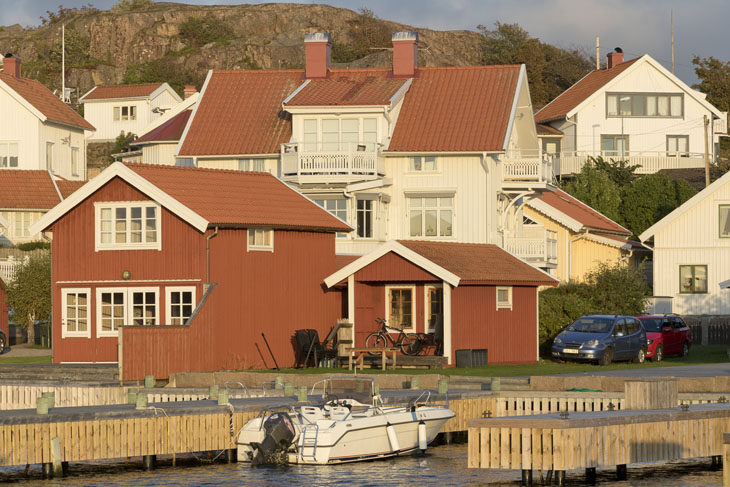 In den Feriensiedlungen finden sich die üblichen roten Holzhäuser, aber es gibt sehr viel mehr weiße Häuser. Das war im Landesinneren nicht so der Fall.